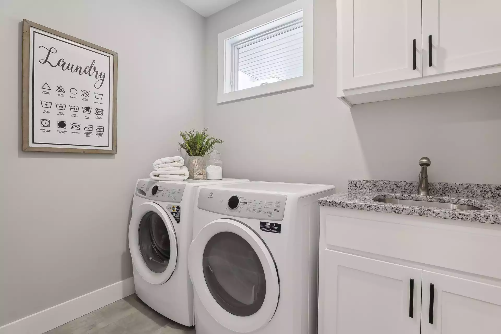 Laundry Room with sink and enameled cabinets